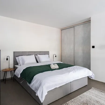 Family Duplex 2-room I Metro I Karlin Square 아파트 프라하