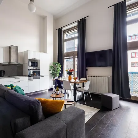 Family Duplex 2-room I Metro I Karlin Square * 프라하