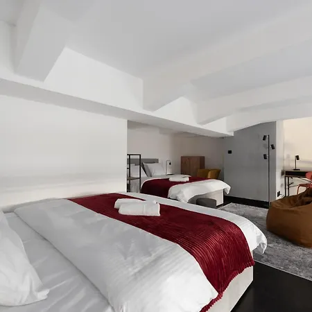 Family Duplex 2-room I Metro I Karlin Square Praha