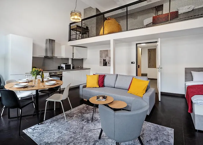 Family Duplex Near Center Daire